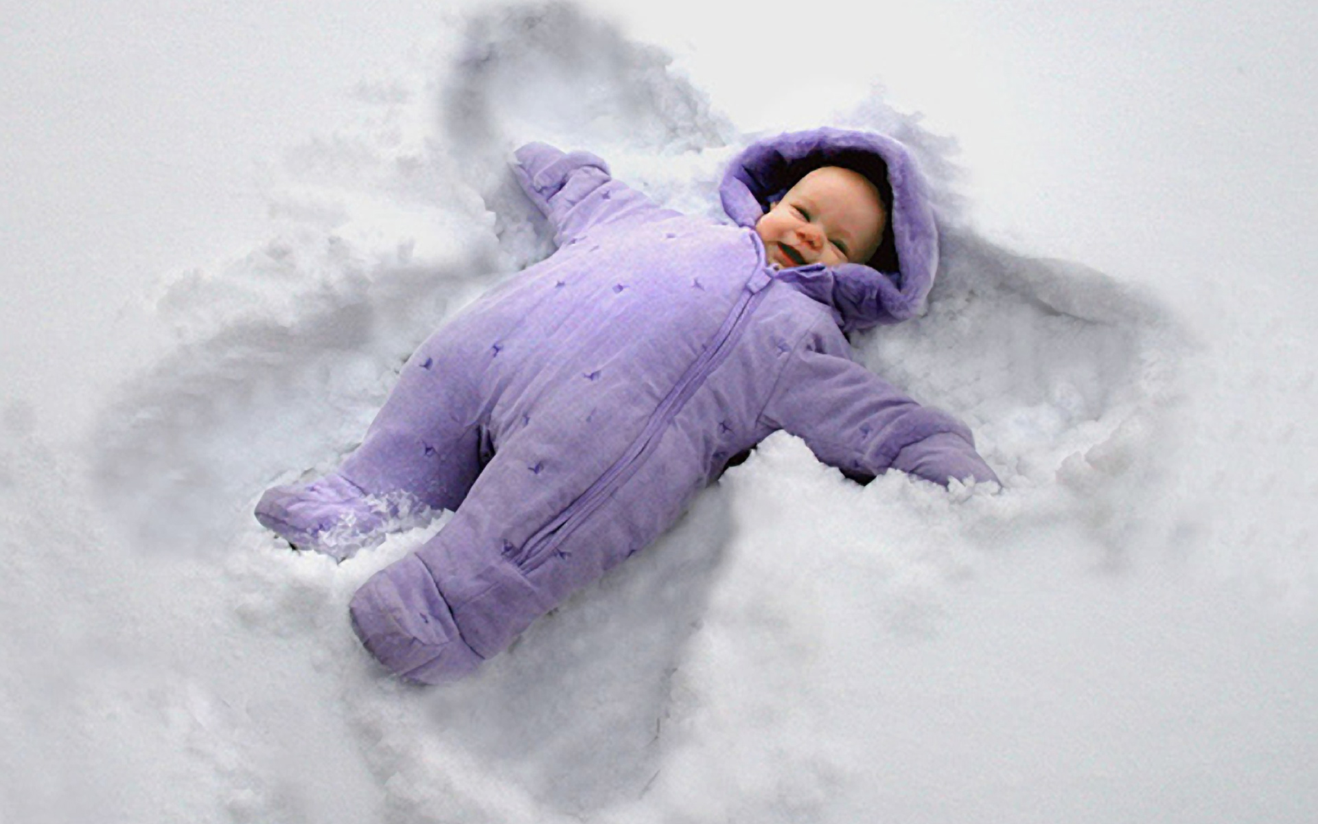 Можно снежок ребенка. Младенец зимой. Дети в снегу. Малыш в снегу. Маленькие дети зимой.