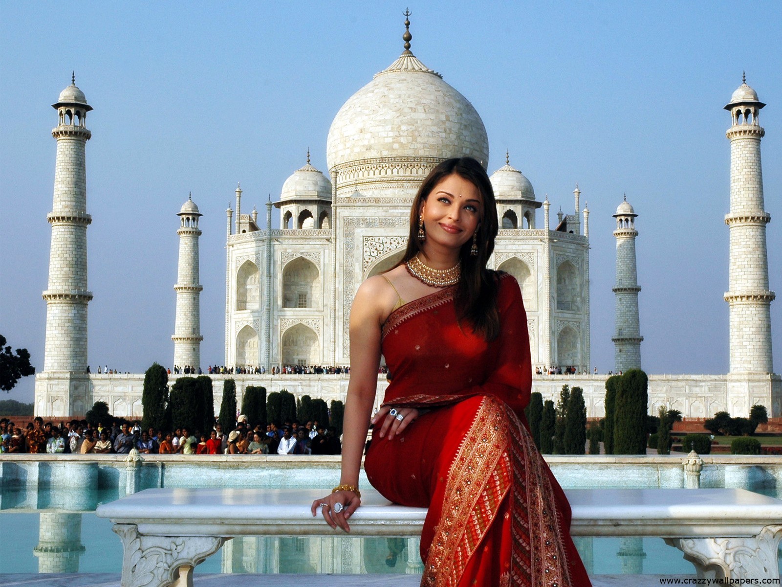Beautiful Aishwarya Rai And Taj Mahal - Wallpaper, High Definition ...